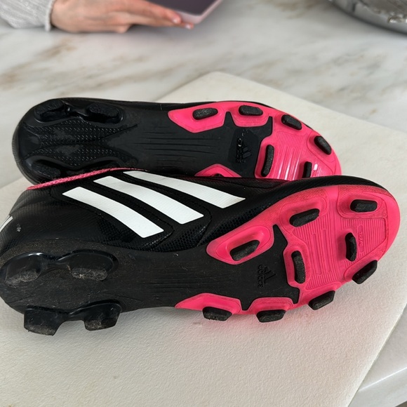 Adidas soccer cleats with pink laces size 6 run like a women’s 61/2 not narrow - Picture 3 of 6